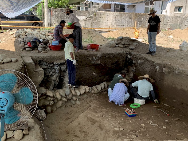 蘊藏新石器時代到日治時期文物的花岡山遺址,今年5月當地居民興建住宅時發現地層埋有古文化層,隨即請地主暫停工程,並委託台灣大學考古團隊展開搶救發掘;發掘面積64平方公尺,已於8月14日全部發掘完成,基地交還地主進行後續建築工程。(花蓮縣文化局提供)