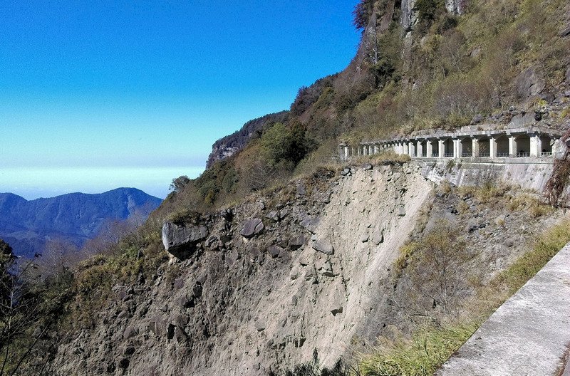 阿里山林業鐵路眠月線自921地震後,因路基嚴重崩毀封閉至今,今年已發生3起民眾失足受傷事故。(阿里山林鐵及文資處提供)