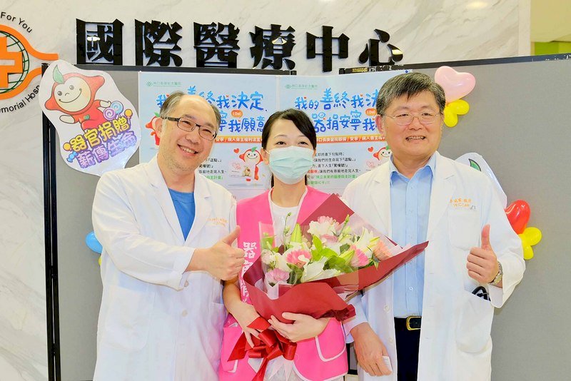 林口長庚醫院19日舉辦的「器捐、安寧、病人自主權利法宣導週」開幕活動,牟小姐(中)在器官移植中心主任醫師李威震(右)的見證下,響應簽署器官捐贈意願,並投身器官捐贈宣導志工行列。