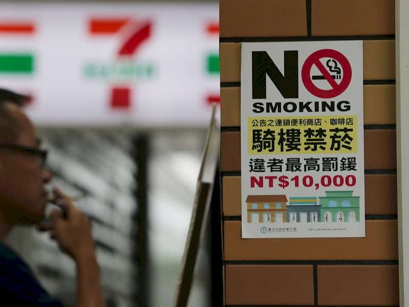 台北市衛生局19日表示,自9月1日起,台北市共15家連鎖便利商店、咖啡店前的騎樓全面禁菸,違者將依違反菸害防制法規定,開罰新台幣2000元至1萬元罰鍰。