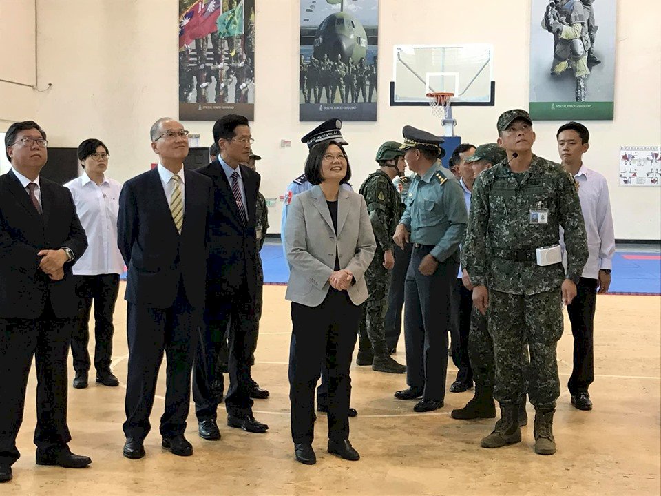 蔡英文總統到陸軍特種作戰指揮部視導綜合戰技訓練,並致贈秋節慰問金。(鄭舲 攝)